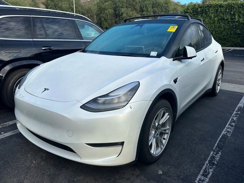 Used 2022 Tesla Model Y Long Range image 2