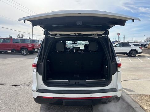 Used 2023 Lincoln Navigator Reserve image 16