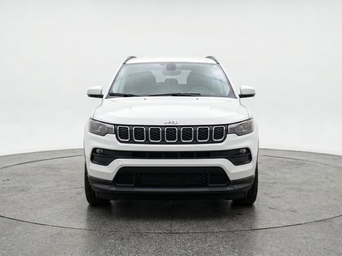 Used 2025 Jeep Compass Latitude AWD/4WD image 2