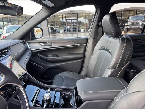 New 2025 Jeep Grand Cherokee Overland image 33