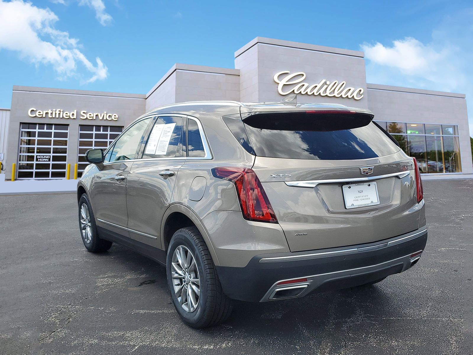 Certified 2023 Cadillac XT5 Premium Luxury AWD/4WD image 2