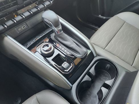 Used 2025 Chevrolet Colorado ZR2 w/ Technology Package AWD/4WD image 9
