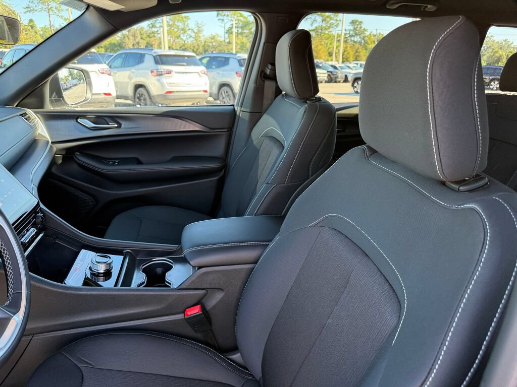 New 2027 Jeep Grand Cherokee Laredo RWD image 20