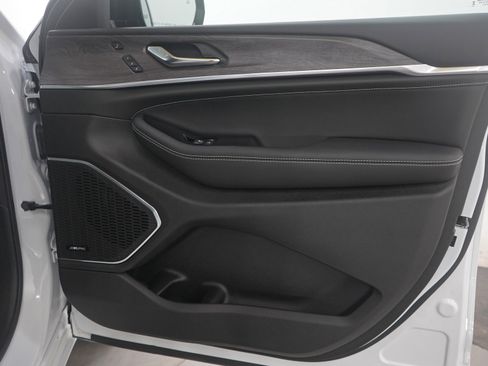 Used 2024 Jeep Grand Cherokee Overland w/ Luxury Tech Group IV image 9