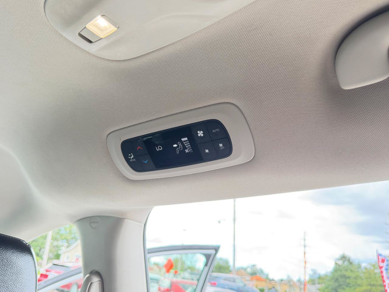Used 2022 Chrysler Pacifica Touring-L FWD image 46