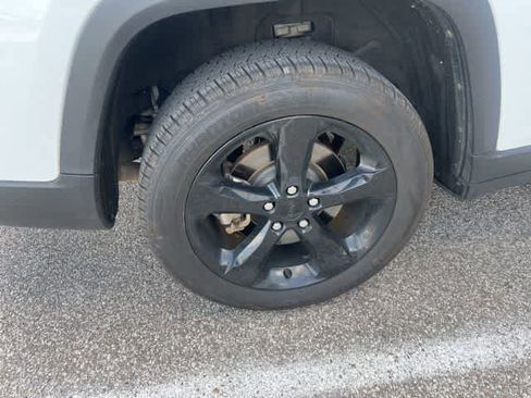 Used 2023 Jeep Grand Cherokee L Laredo RWD image 11