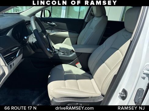 Used 2022 Cadillac XT4 Luxury w/ Cold Weather Package AWD/4WD image 11