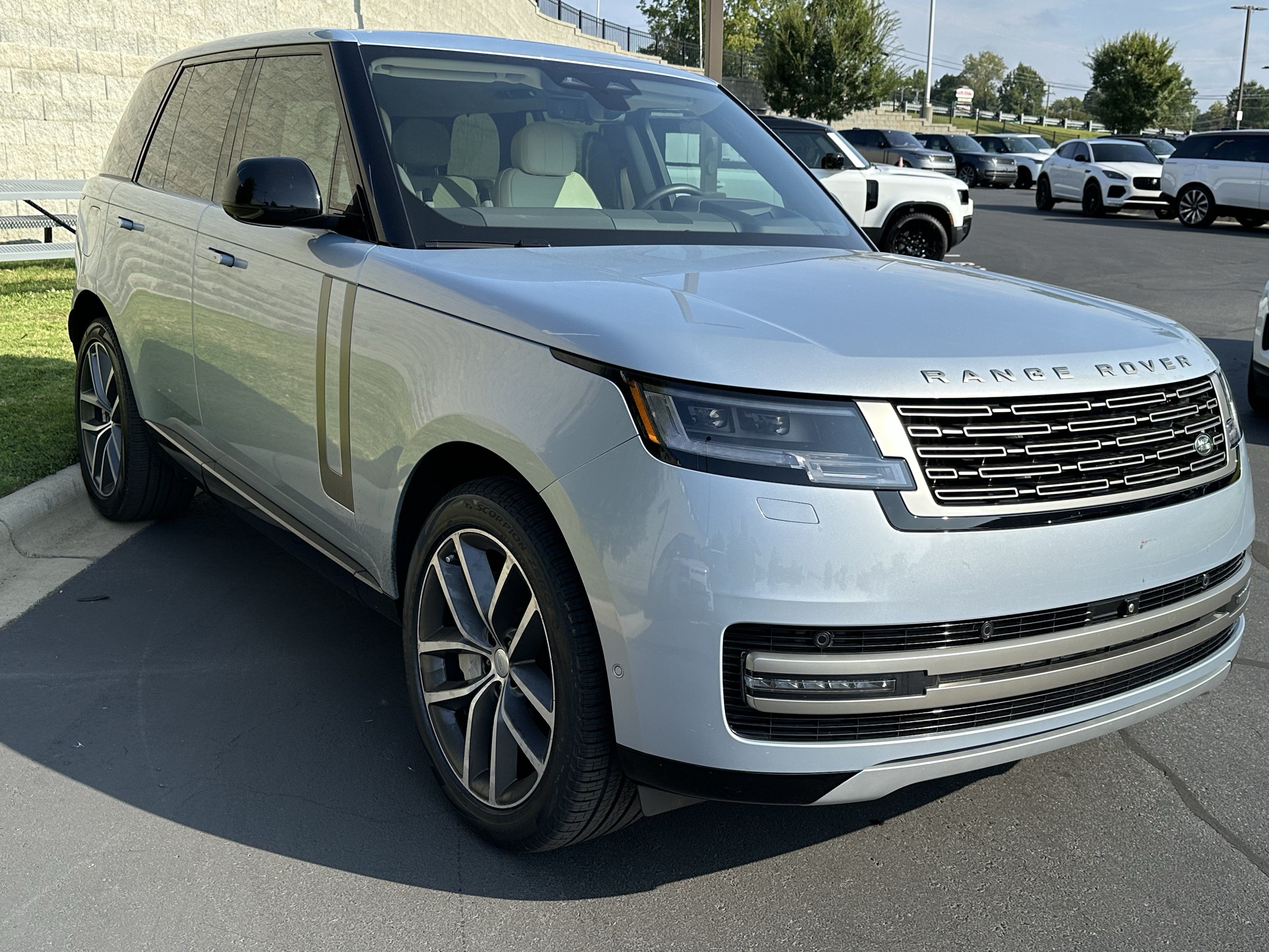 Certified 2025 Land Rover Range Rover SE AWD/4WD image 9