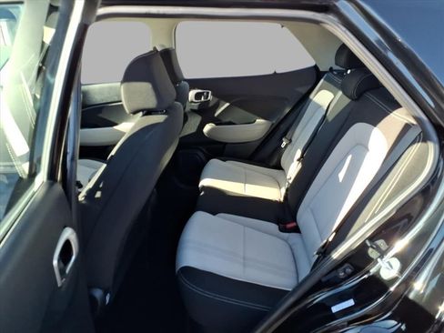 Used 2022 Hyundai Venue SEL image 24