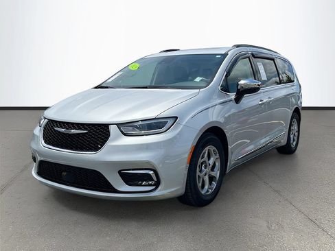Used 2023 Chrysler Pacifica Limited FWD image 3