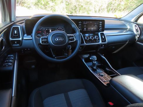 Used 2021 Kia Sorento LX image 4