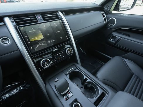 Used 2024 Land Rover Discovery S image 21