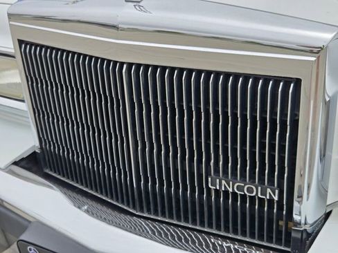 Used 1989 Lincoln Town Car Signature RWD image 29