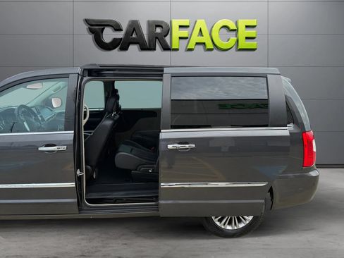 Used 2016 Chrysler Town & Country Touring-L w/ Driver Convenience Group FWD image 17