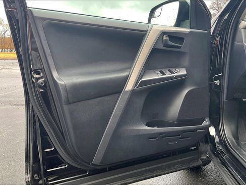 Used 2018 Toyota RAV4 LE image 18