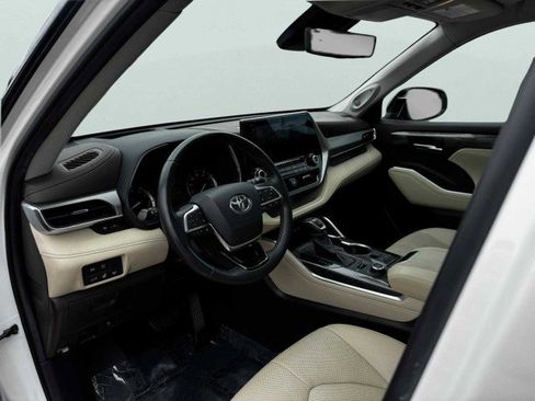 Used 2021 Toyota Highlander Platinum image 17