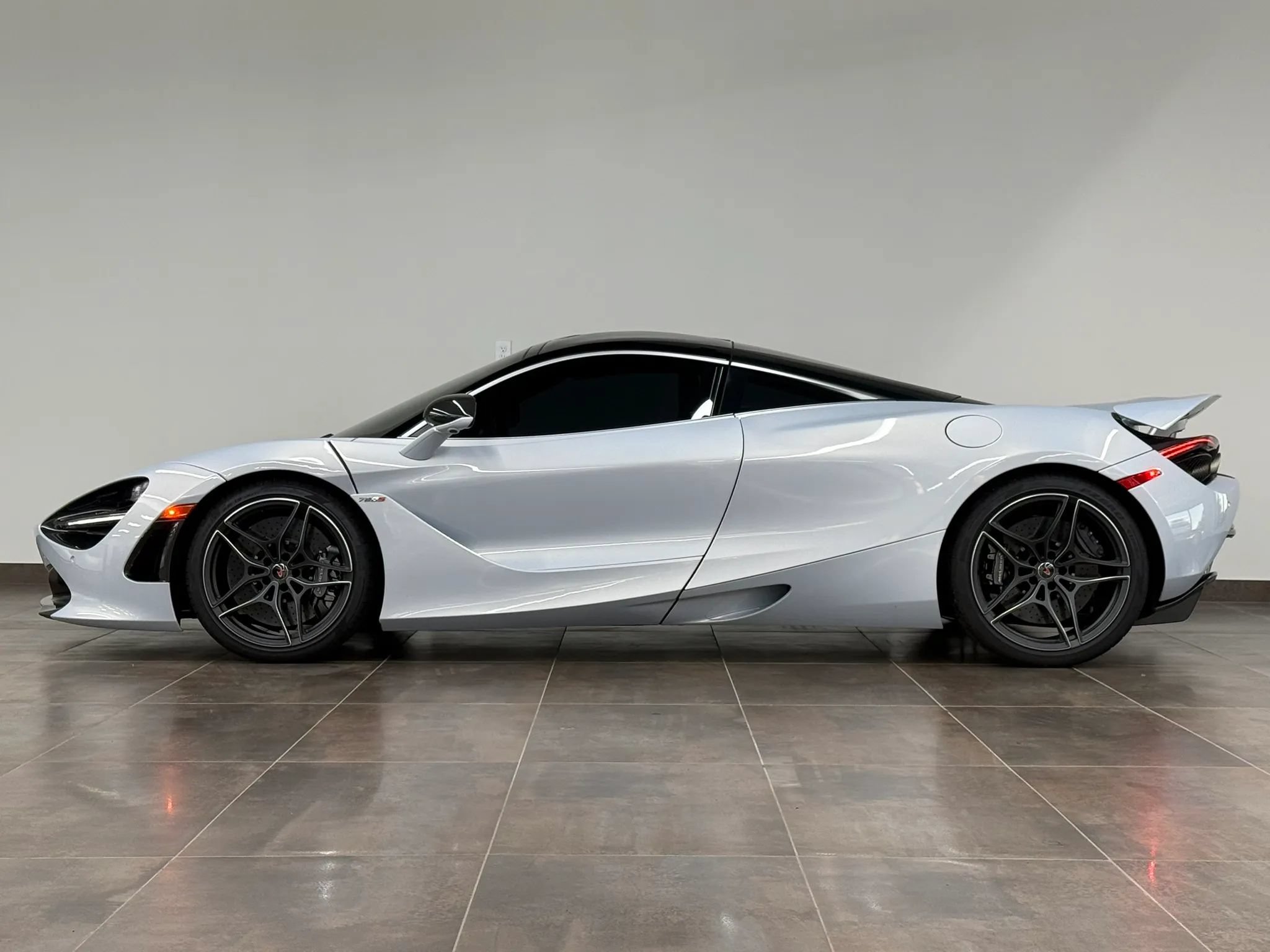 Used 2018 McLaren 720S RWD image 3