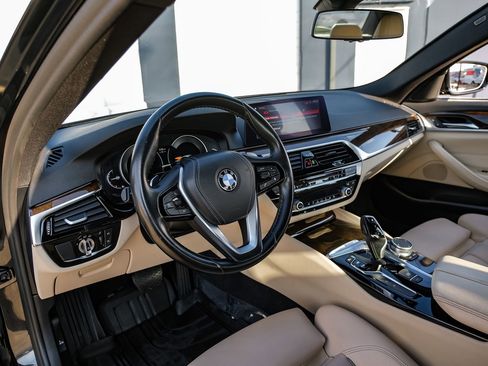 Used 2019 BMW 530e w/ Convenience Package image 4