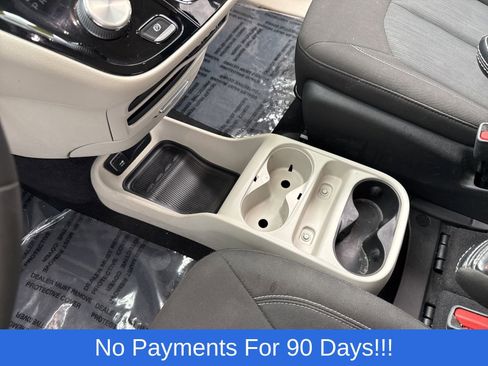 Used 2022 Chrysler Voyager LX image 16