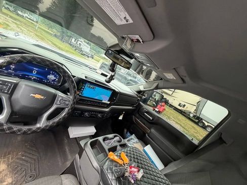 Used 2025 Chevrolet Silverado 2500 LT w/ Convenience Package AWD/4WD image 2