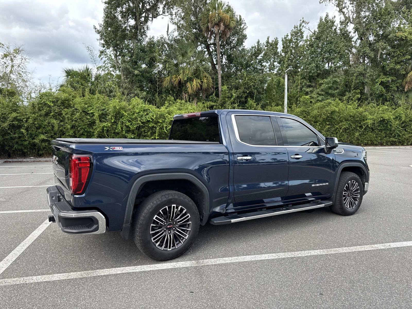Used 2023 GMC Sierra 1500 SLT w/ SLT Premium Package AWD/4WD image 3
