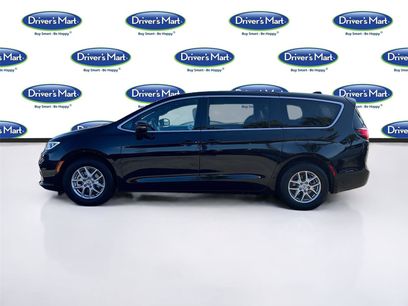 Used 2025 Chrysler Pacifica Select