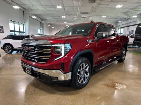Used 2022 GMC Sierra 1500 SLT AWD/4WD image 3