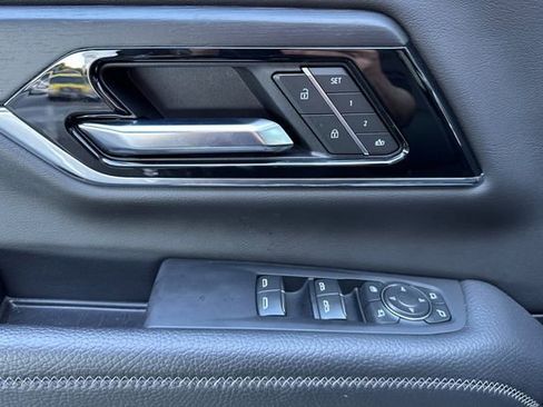 Used 2025 GMC Yukon XL Denali image 11