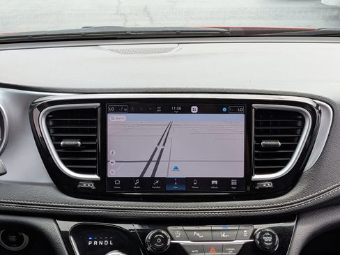 Used 2025 Chrysler Pacifica Limited FWD image 31