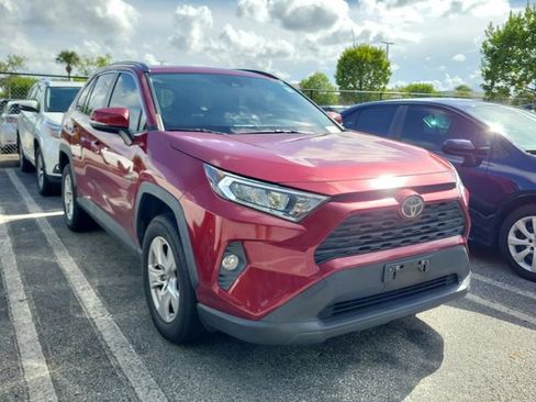 Used 2021 Toyota RAV4 XLE w/ Convenience Package FWD image 3