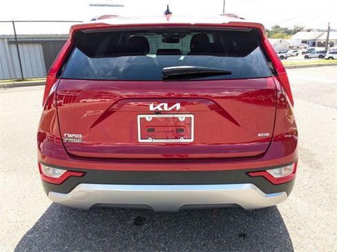 Used 2024 Kia Niro LX image 9