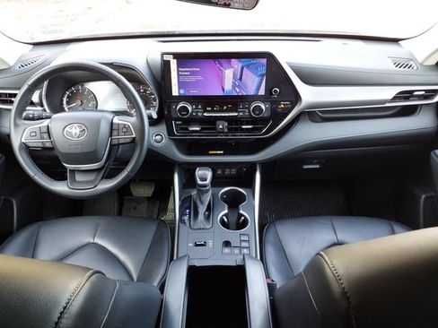 Used 2023 Toyota Highlander XLE FWD image 21