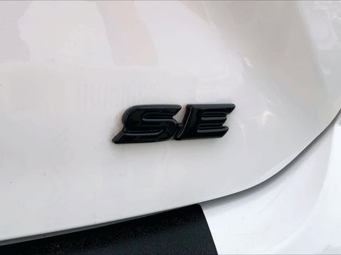 Used 2025 Toyota Camry SE w/ Convenience Package image 10