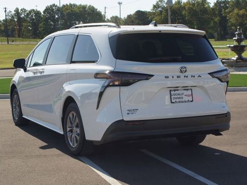 Used 2025 Toyota Sienna LE image 16