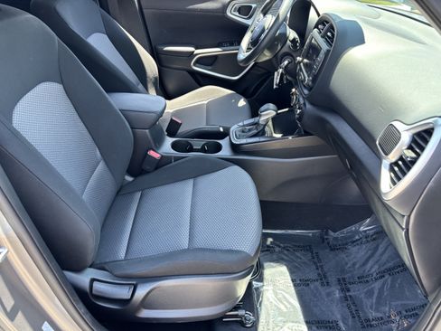 Certified 2025 Kia Soul LX w/ LX Technology Package FWD image 9