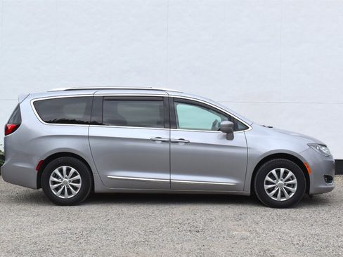 Used 2018 Chrysler Pacifica Touring-L FWD image 6