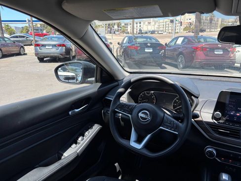 Used 2025 Nissan Altima 2.5 SV FWD image 29