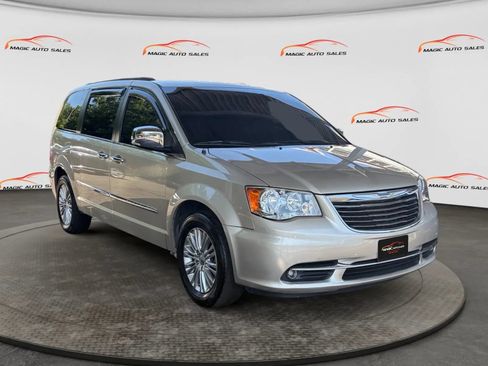 Used 2015 Chrysler Town & Country Touring-L w/ Driver Convenience Group FWD image 5