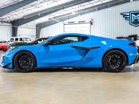 Used 2024 Chevrolet Corvette Z06 w/ Z07 Performance Package RWD image 3