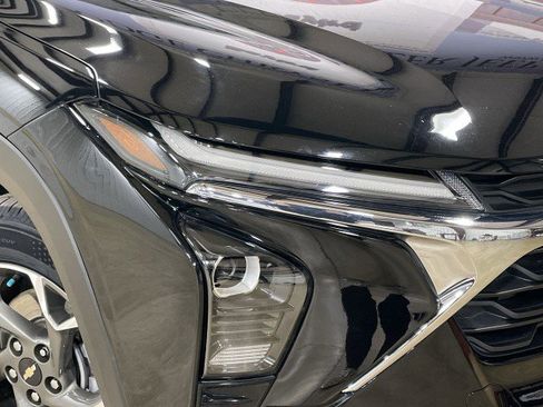 Used 2024 Chevrolet Trax LT w/ Sunroof Package FWD image 10