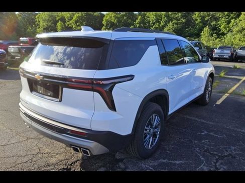 Used 2026 Chevrolet Traverse LT AWD/4WD image 2