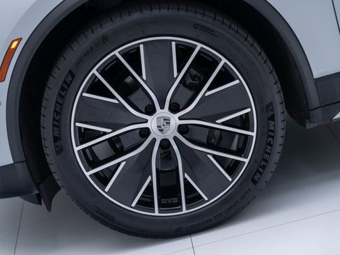 Certified 2025 Porsche Macan Electric image 12