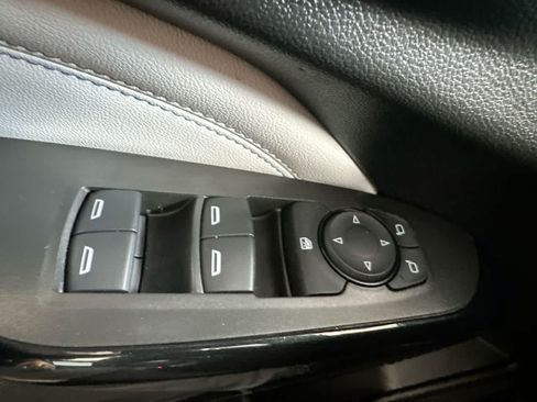 Used 2025 Chevrolet Trax LT w/ LT Convenience Package FWD image 17