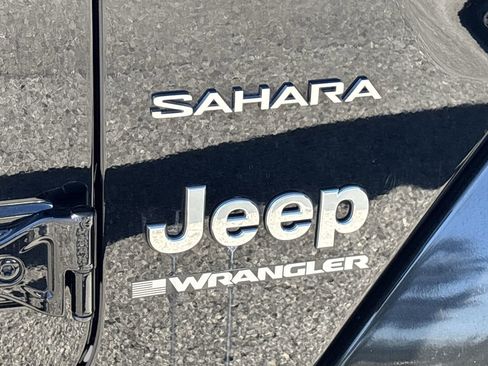 Used 2023 Jeep Wrangler Sahara image 9