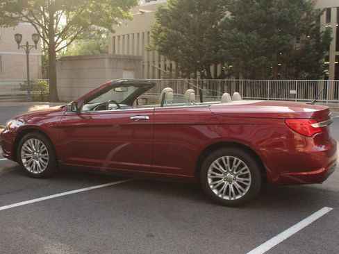 Used 2013 Chrysler 200 Limited FWD image 9