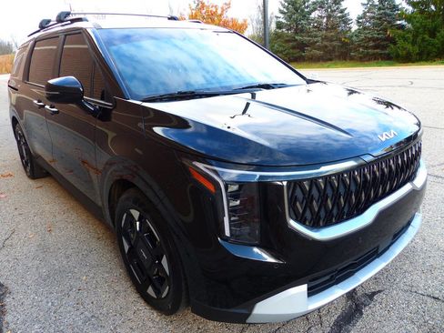 Used 2025 Kia Carnival EX image 11