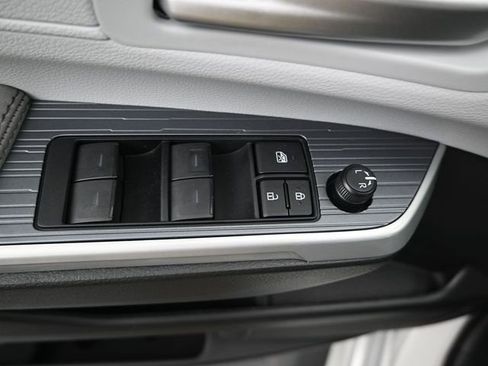 Used 2026 Toyota Sienna XLE FWD image 9