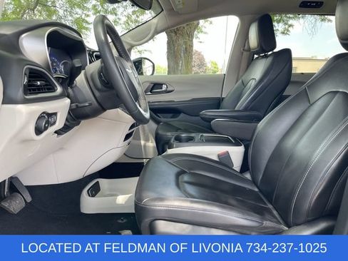 Used 2024 Chrysler Pacifica Touring-L FWD image 18