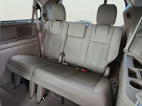 Used 2016 Chrysler Town & Country Touring FWD image 21