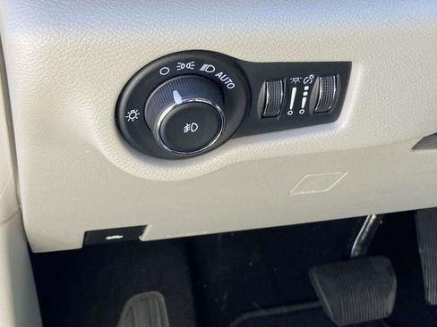 Used 2024 Chrysler Pacifica Touring-L image 18